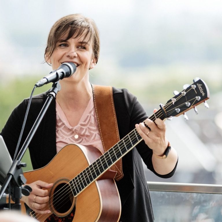 Bildnachweis: https://christianclarke.de/ Kate Rena als Hochzeitssängerin bei einer Trauung in Düsseldorf